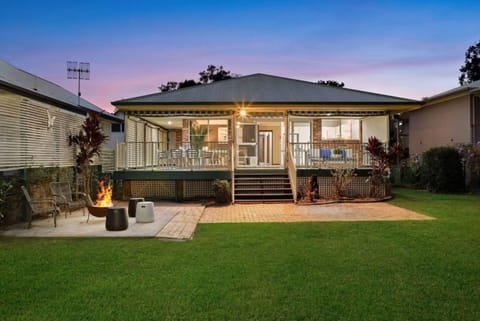 Waterfront 3-Bed Retreat Boat Slip, Spa & Fire Pit Casa in Berkeley Vale