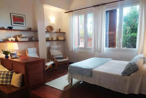 Bed, Living room