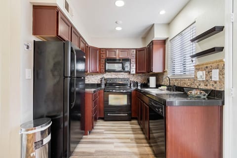 Camelback 242- Condo with Amenities, Close to Old Town, Shopping & Dining! House in Scottsdale