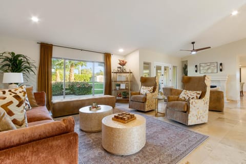 Luxury Amenities, Backyard Oasis, Pets Welcome! Near Golf, Dining and Shopping! Desert Palm Oasis House in Scottsdale