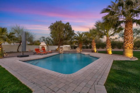 Luxury Amenities, Backyard Oasis, Pets Welcome! Near Golf, Dining and Shopping! Desert Palm Oasis House in Scottsdale