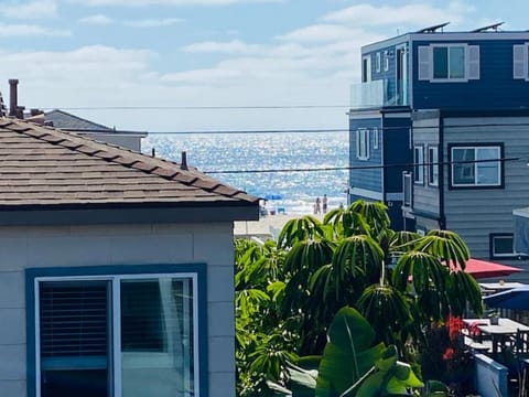 A Wave From It All Steps to Sand with AC and Bikes House in Mission Beach