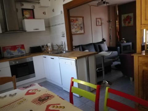 Property building, Kitchen or kitchenette, Living room