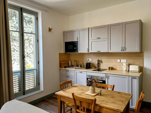 Coffee/tea facilities, Kitchen or kitchenette, Dining area, oven, stove, toaster