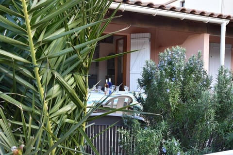 Facade/entrance, Day, Garden, Garden view