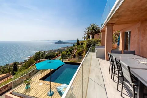 Charming Riviera Villa for 8 Guests Pool & Sea View House in Saint-Raphael