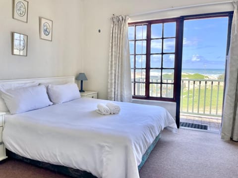 Bed, View (from property/room), Balcony/Terrace, Bedroom, Sea view