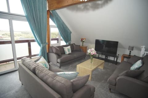 Lux Hot Tub Lodge, Retallack nr Padstow and Newquay House in Saint Columb Major