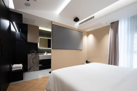 Bed, TV and multimedia, Bedroom