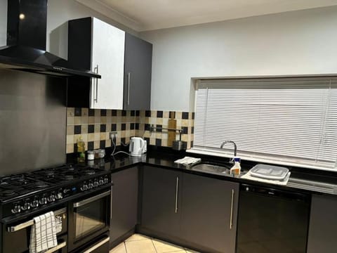 Town Centre House, Near Heathrow, Holloway, Thorpepark, LegoLand Apartment in Egham