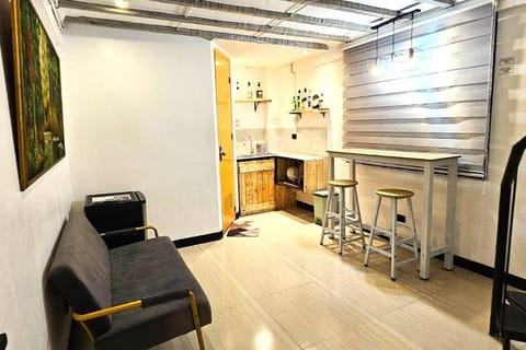 Adorable - The Bar Lounge Apartment in Pasay