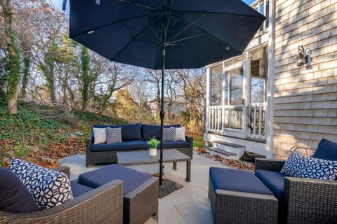 Walk to beach private patio Maison in North Eastham