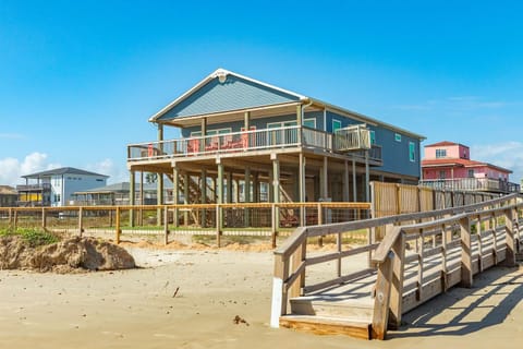 Shark Tooth - Beachfront - Pet & Family Friendly House in Surfside Beach