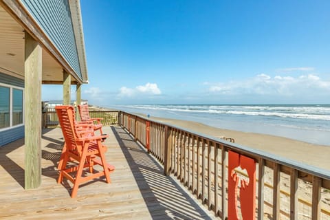 Shark Tooth - Beachfront - Pet & Family Friendly House in Surfside Beach