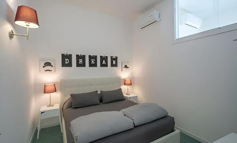 Bed, Photo of the whole room, Bedroom, air conditioner