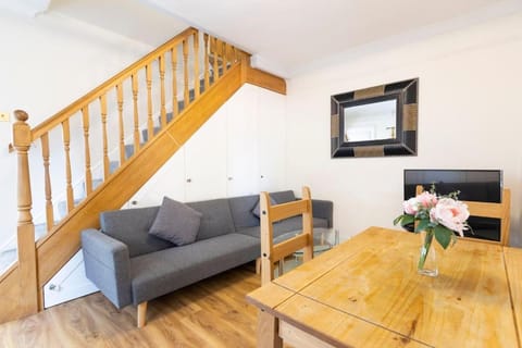 Stylish 4-Bed Home in Egham Surrey near airport House in Egham