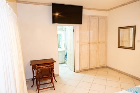 TV and multimedia, Seating area, Bedroom, wardrobe