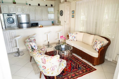 Coffee/tea facilities, Living room, Seating area, Dining area, oven