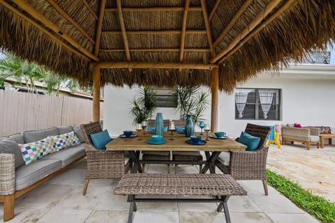 Seating area, Dining area, Garden view