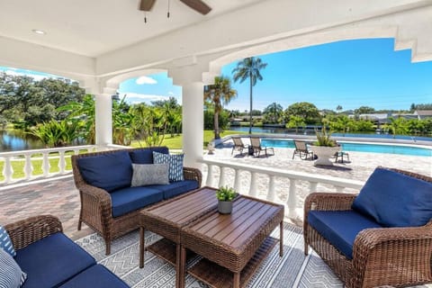 The Belleair Estate - Incredible Waterfront Home with Heated Pool Villa in Largo