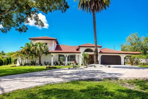 The Belleair Estate - Incredible Waterfront Home with Heated Pool Villa in Largo