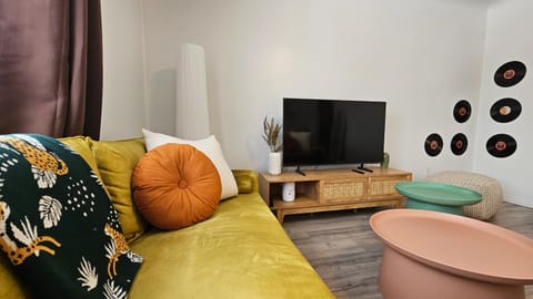 Communal lounge/ TV room, TV and multimedia, Living room, Seating area