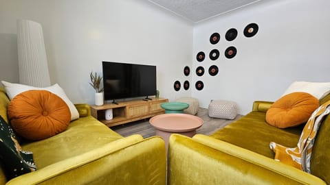 Communal lounge/ TV room, TV and multimedia, Living room, Seating area