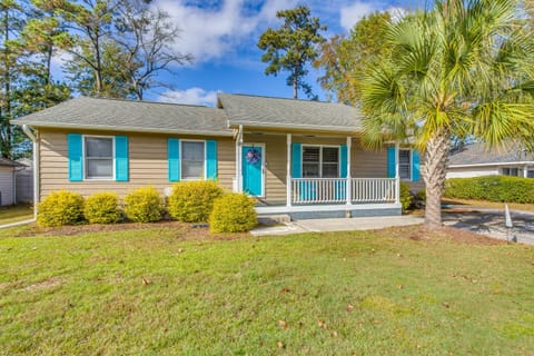 3 Mi to Ocean Home with Deck in Little River! Casa in Little River