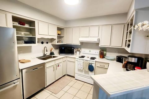 Coffee/tea facilities, Kitchen or kitchenette, Dining area, dishwasher, oven, stove, toaster