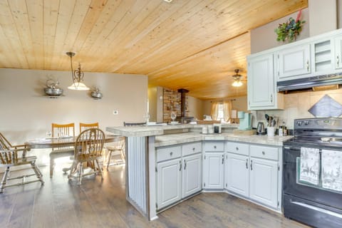 Mountain-View Home with Deck in Pine Maison in Pine