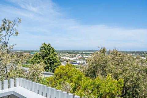 Ocean Breeze and Sweeping Coastal Views Maison in Ocean Grove