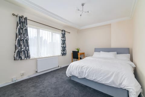 Renee's Lodge, 8 Guests, 10 mins walk to Barking Station, 1 Free Parking Space House in Barking