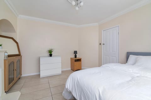 Renee's Lodge, 8 Guests, 10 mins walk to Barking Station, 1 Free Parking Space House in Barking