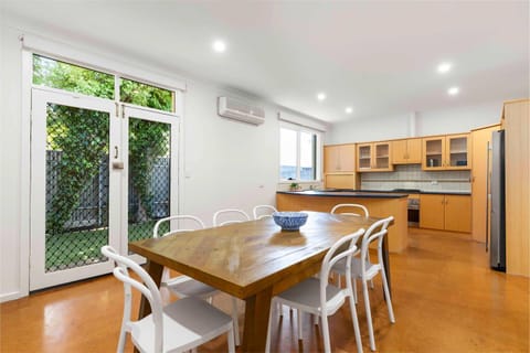 Bobby's Beachside Bungalow in Grange House in Adelaide