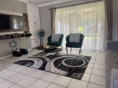 Luxurious 3-Bedroom Oasis Apartment in Roodepoort