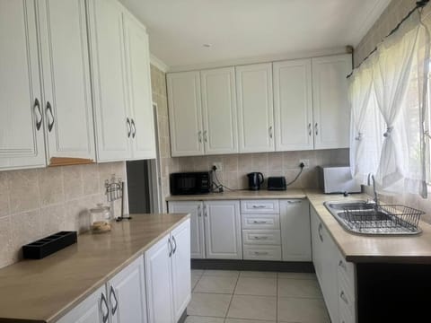 Luxurious 3-Bedroom Oasis Apartment in Roodepoort