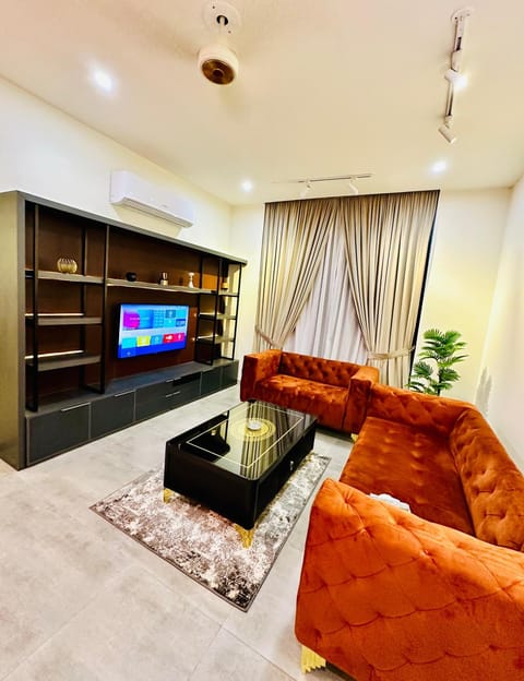 TV and multimedia, Living room, Seating area, Evening entertainment