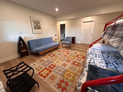 Photo of the whole room, Seating area