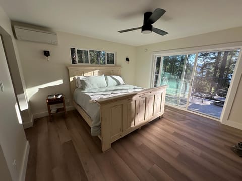 Bed, Photo of the whole room, Bedroom, air conditioner