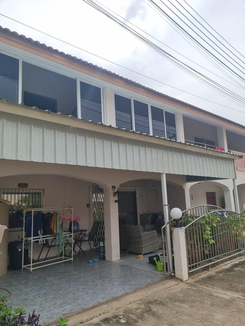 3 bedroom renovated house with in - and outdoor jacuzzi House in Pattaya City