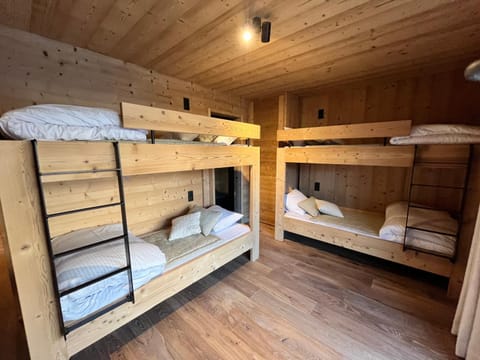 Bedroom, bunk bed