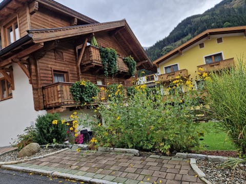 Property building, Day, Garden, Mountain view