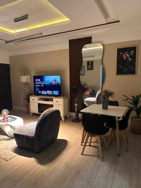 TV and multimedia, Living room, Seating area, Dining area