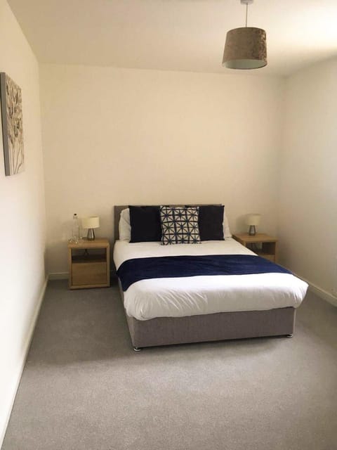 KSuites - Stunning 2 bed House Free parking Apartment in Bridgwater