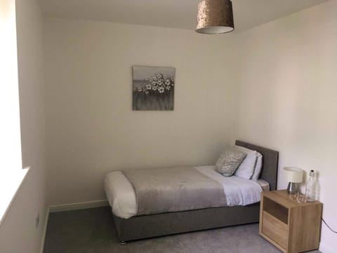 KSuites - Stunning 2 bed House Free parking Apartment in Bridgwater