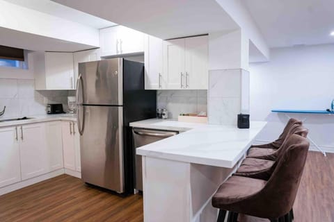 Adorable 3 Bedroom Apartment with Free Parking Apartamento in Ajax