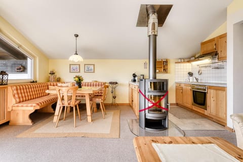 Kitchen or kitchenette, Floor plan, Dining area, stove