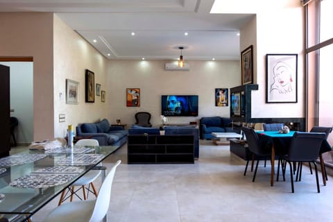 Communal lounge/ TV room, TV and multimedia, Living room, Seating area, Dining area, Evening entertainment