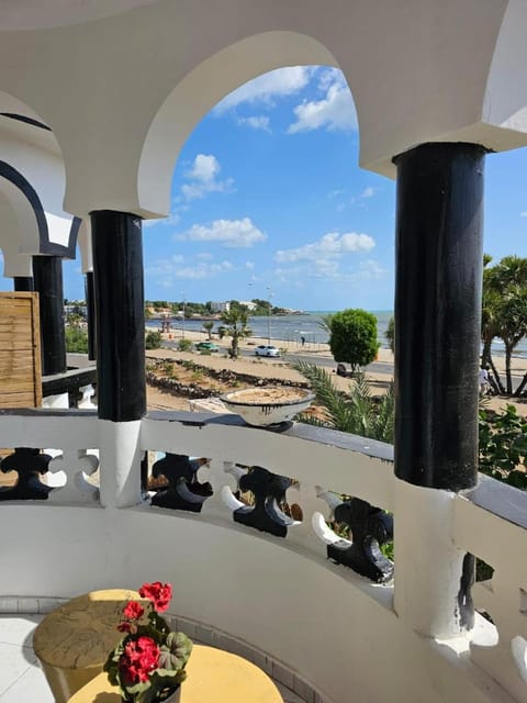 Natural landscape, View (from property/room), Balcony/Terrace, Dining area, Beach, Sea view