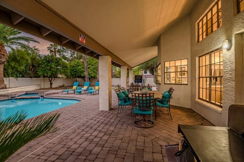 Backyard Retreat, Game and Theater Room, Pets Welcome, Near Golf and Shopping! Scottsdale Desert Star House in Buenavante